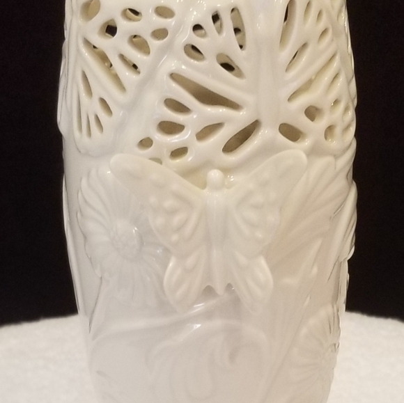 Lenox Ivory Vase Butterfly&Lace Motif. Accented In 24K Gold. Retired Pattern. 8" - Picture 2 of 7